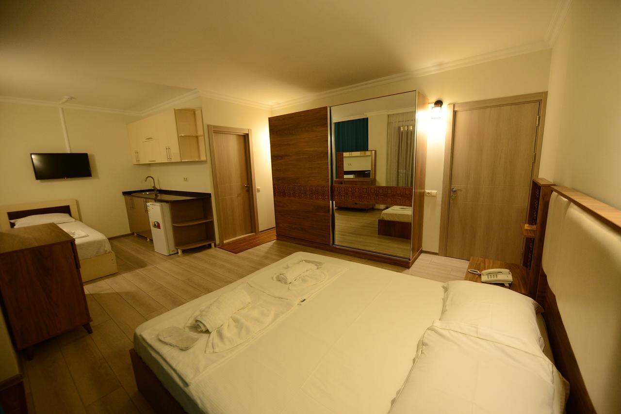 Hotel Aristocrat Батумі Екстер'єр фото