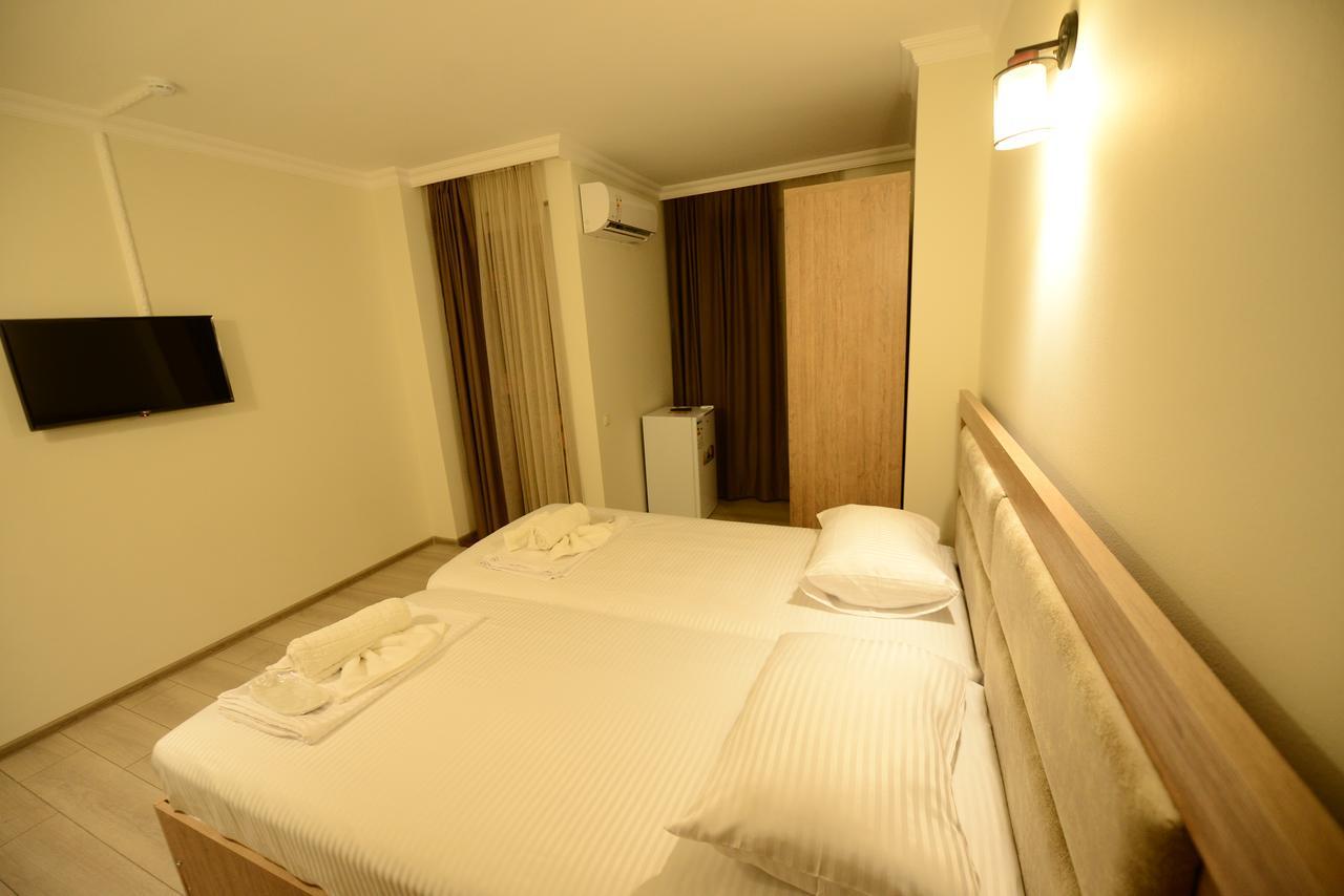 Hotel Aristocrat Батумі Екстер'єр фото
