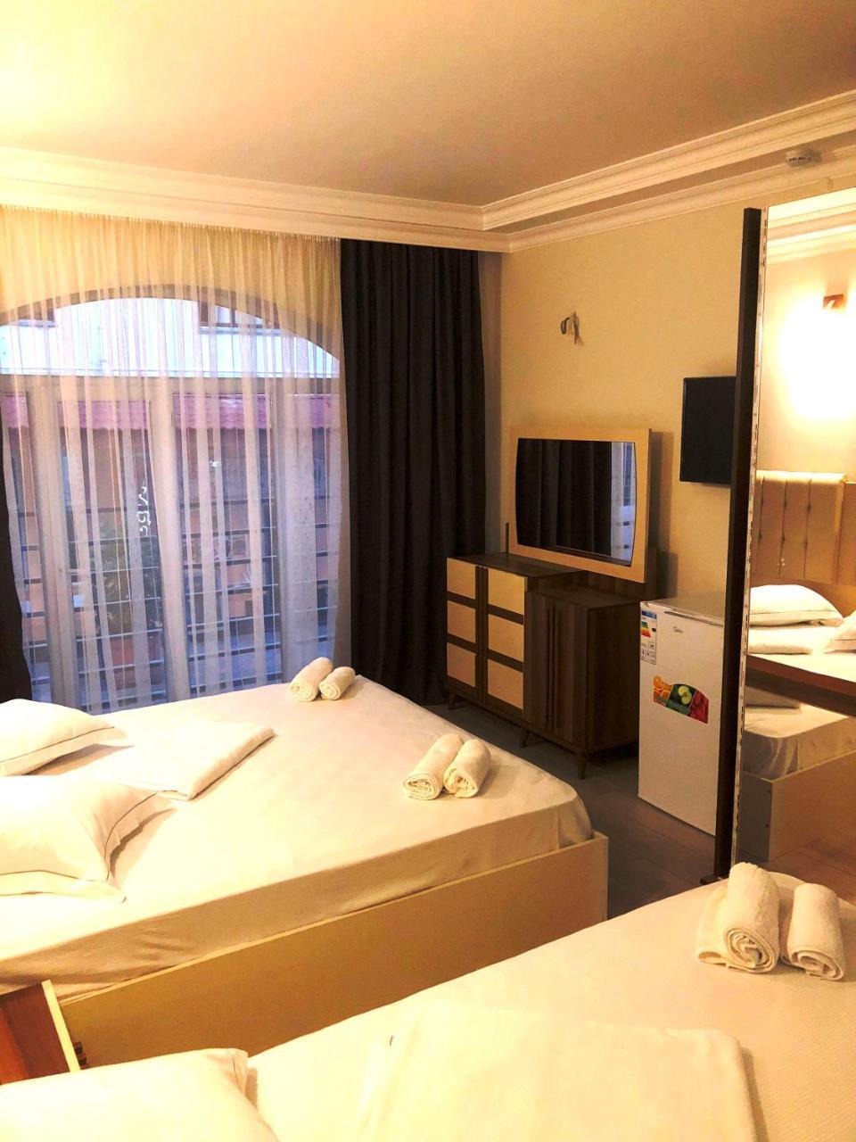 Hotel Aristocrat Батумі Екстер'єр фото