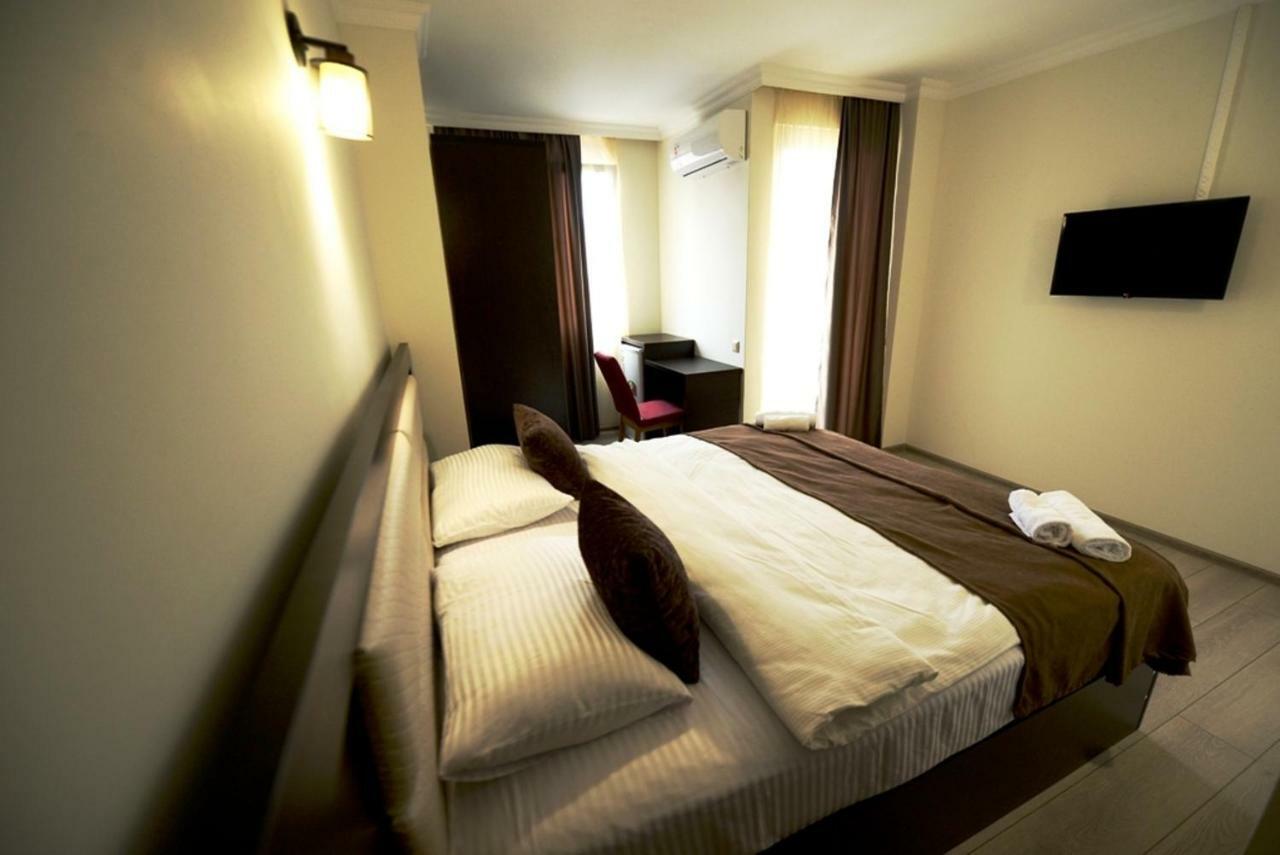 Hotel Aristocrat Батумі Екстер'єр фото
