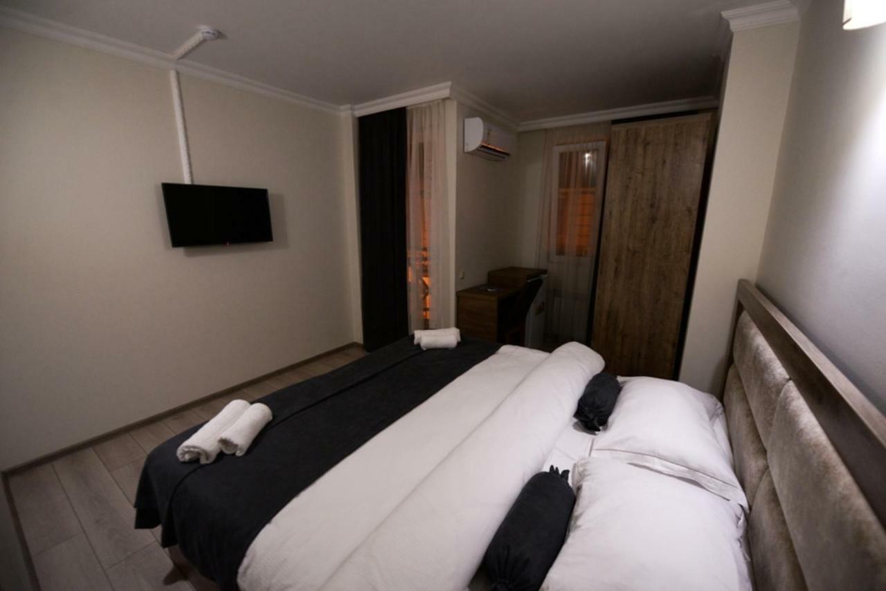 Hotel Aristocrat Батумі Екстер'єр фото