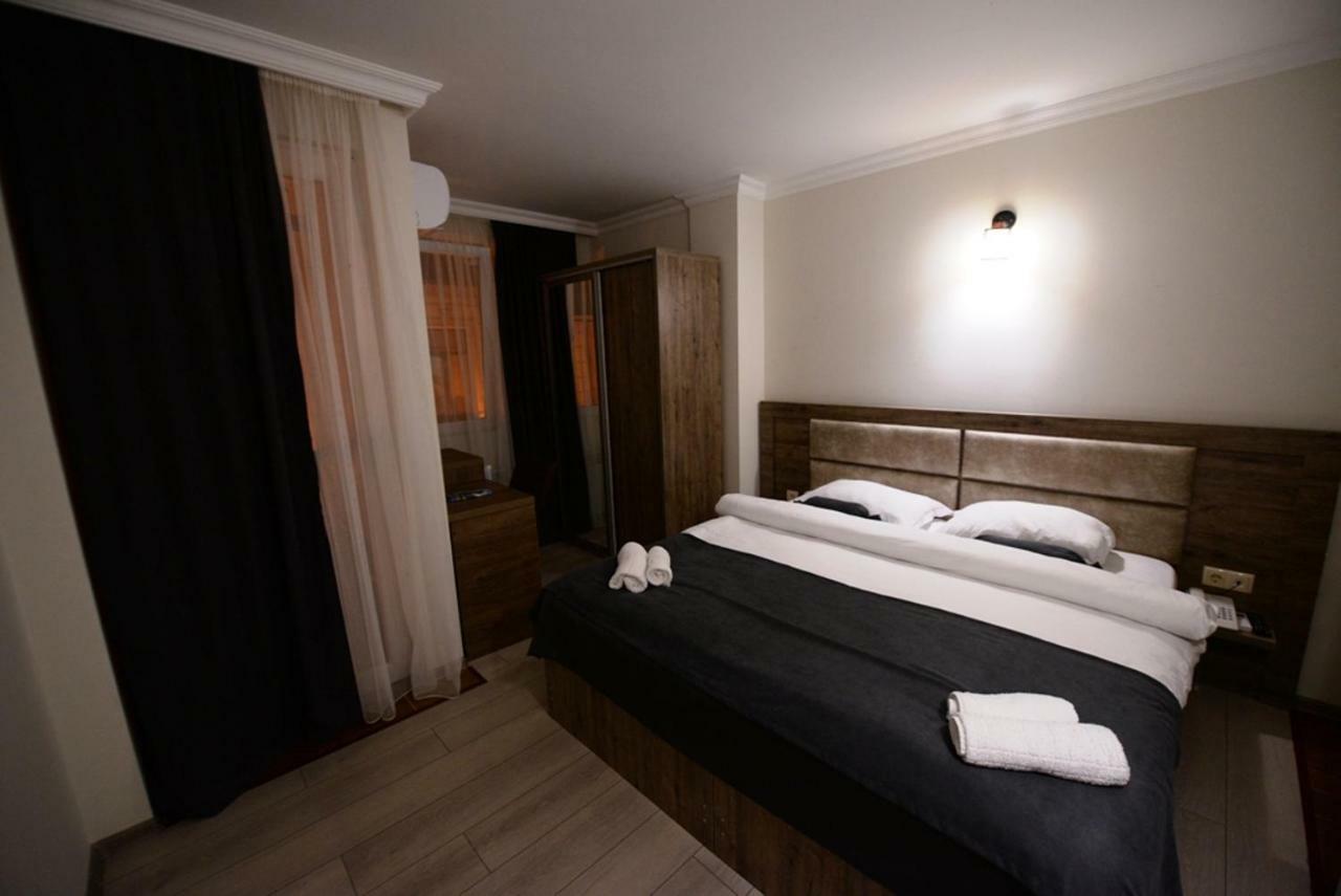 Hotel Aristocrat Батумі Екстер'єр фото